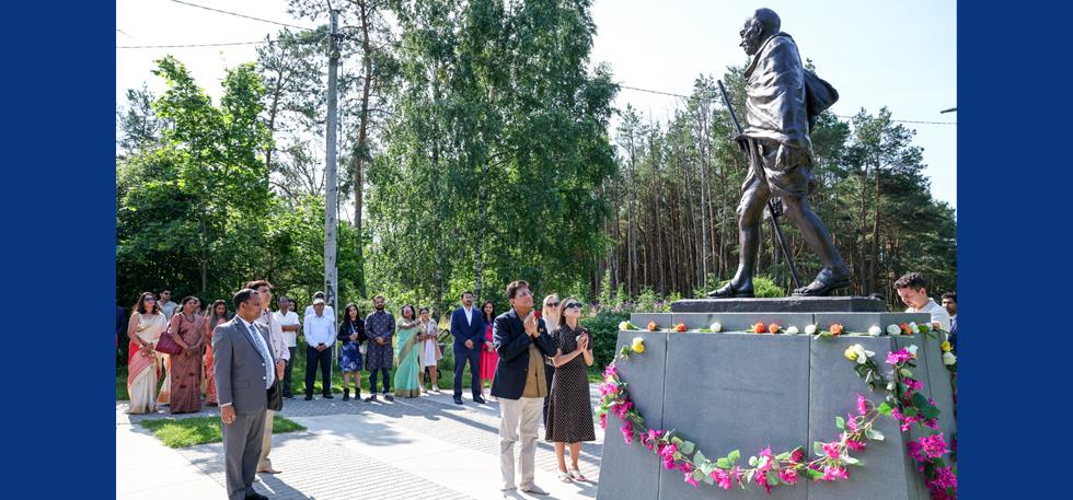 Minister Piyush Goyal paying floral tribute to Mahatma Gandhi in Tallinn