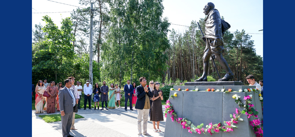 H.E. Mr. Piyush Goyal, Hon'ble Minister of Commerce and Industry of India, paid floral tribute to Mahatma Gandhi during his community engagement programme with the Indian diaspora in Estonia.